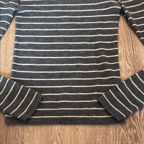 Woman’s Vince Long sleeve sweater - Picture 4 of 5